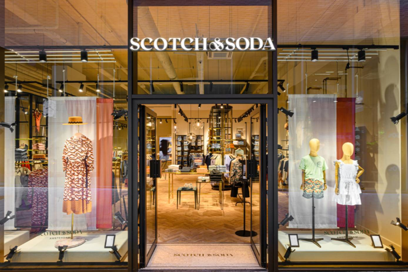 Scotch & Soda: De Perfecte Mix van Amsterdamse Creativiteit en Wereldse Invloeden